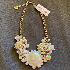 Betsey johnson SHELL & PEARL IRIDESCENT STATEMENT NECKLACE